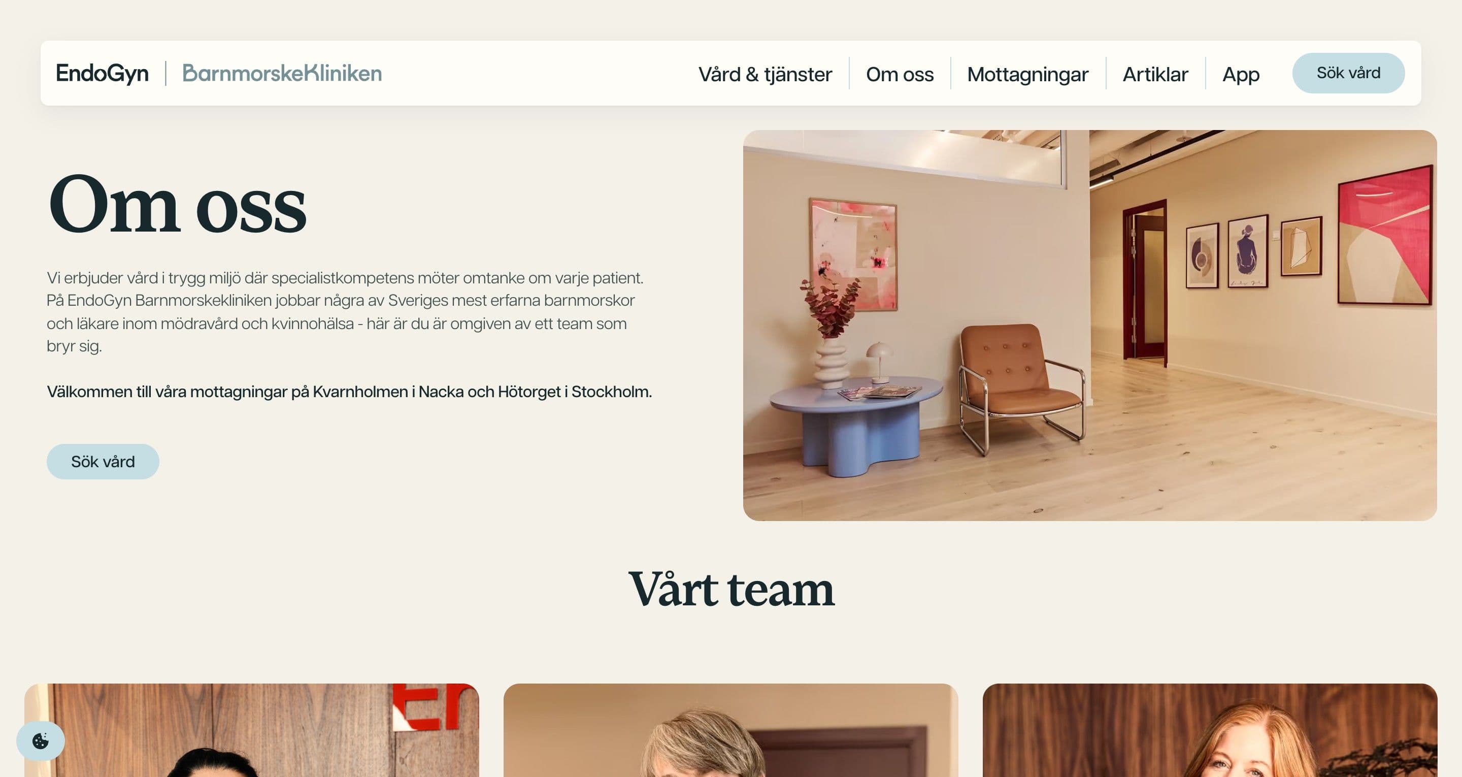 The about page on barnmorskekliniken.se, the om oss headline beside a gallery-like waiting room with a leather armchair