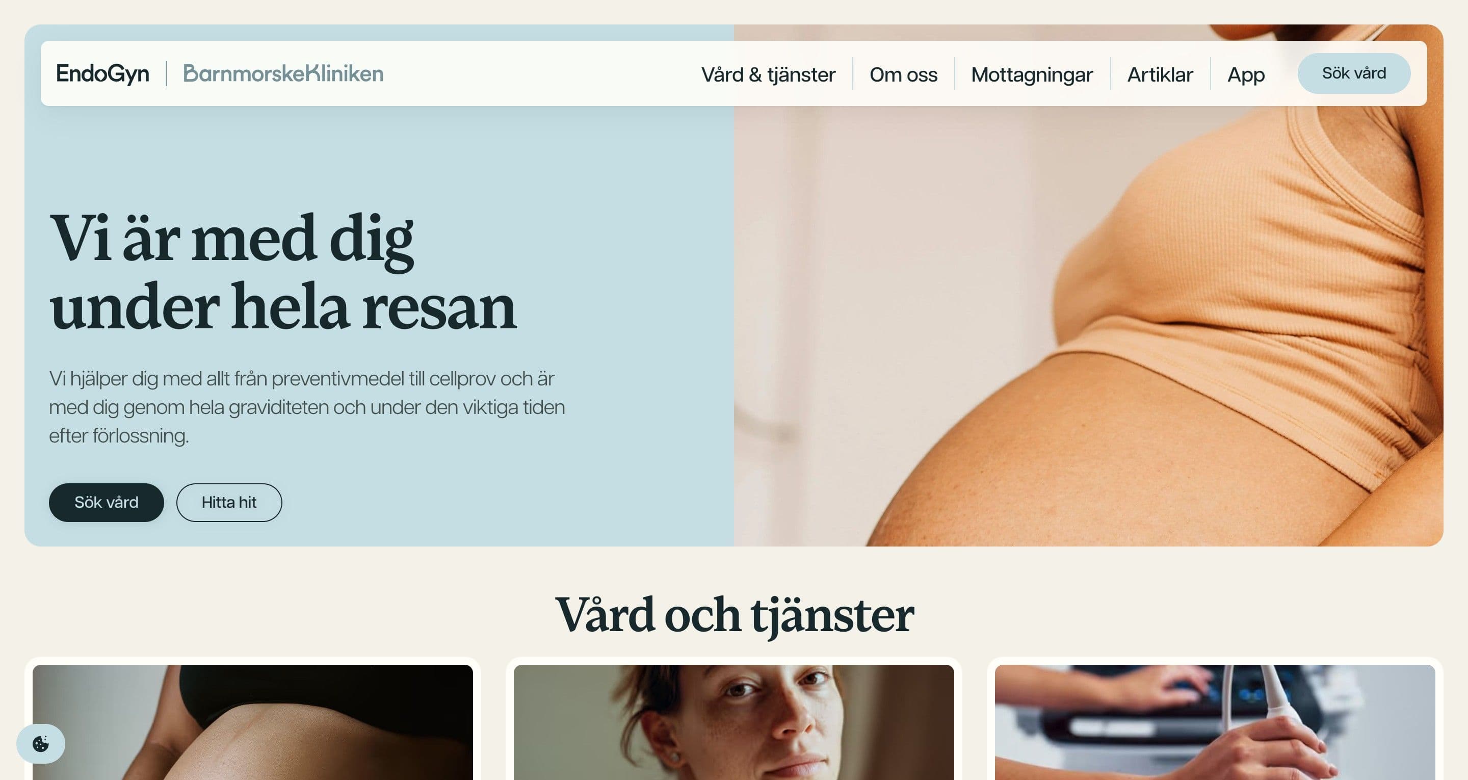 The home page hero on barnmorskekliniken.se, the headline vi är med dig under hela resan beside a pregnant belly in a peach top